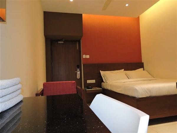 טירופור Gayathri Hotels מראה חיצוני תמונה