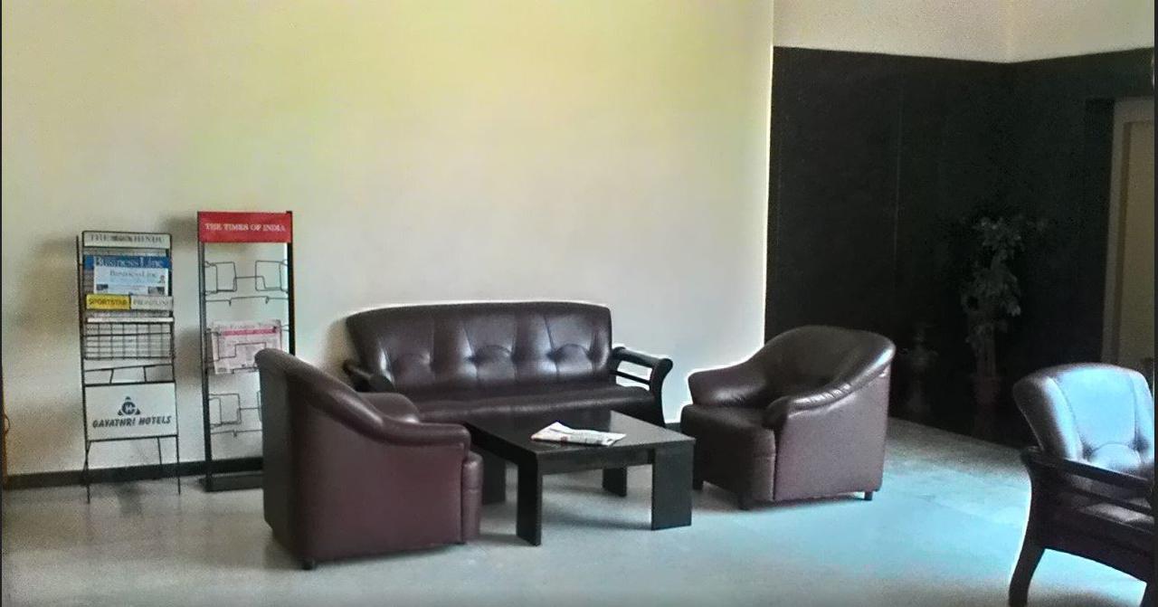 טירופור Gayathri Hotels מראה חיצוני תמונה