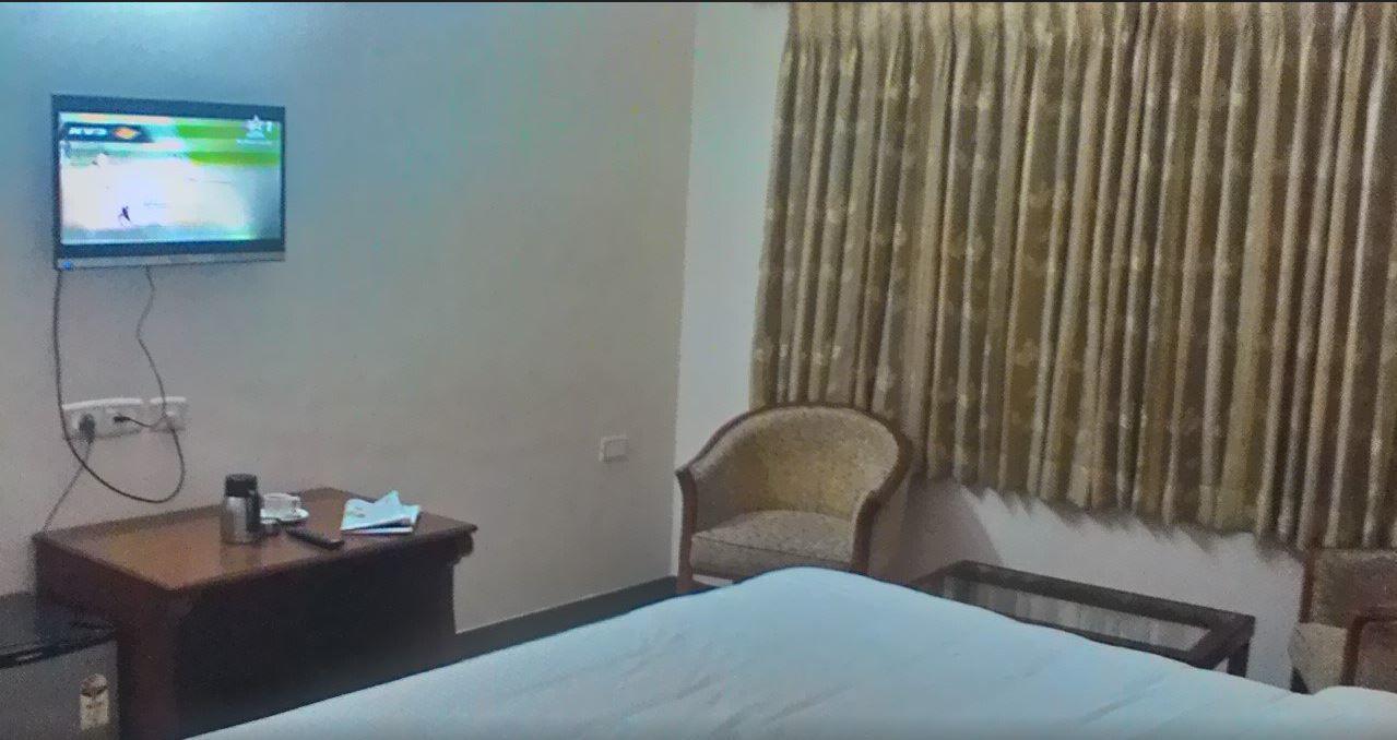 טירופור Gayathri Hotels מראה חיצוני תמונה